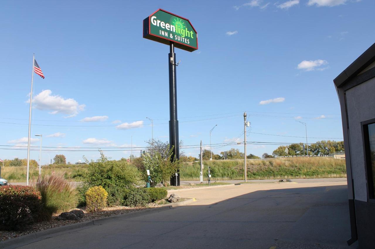 | Greenlight Inn & Suites St James