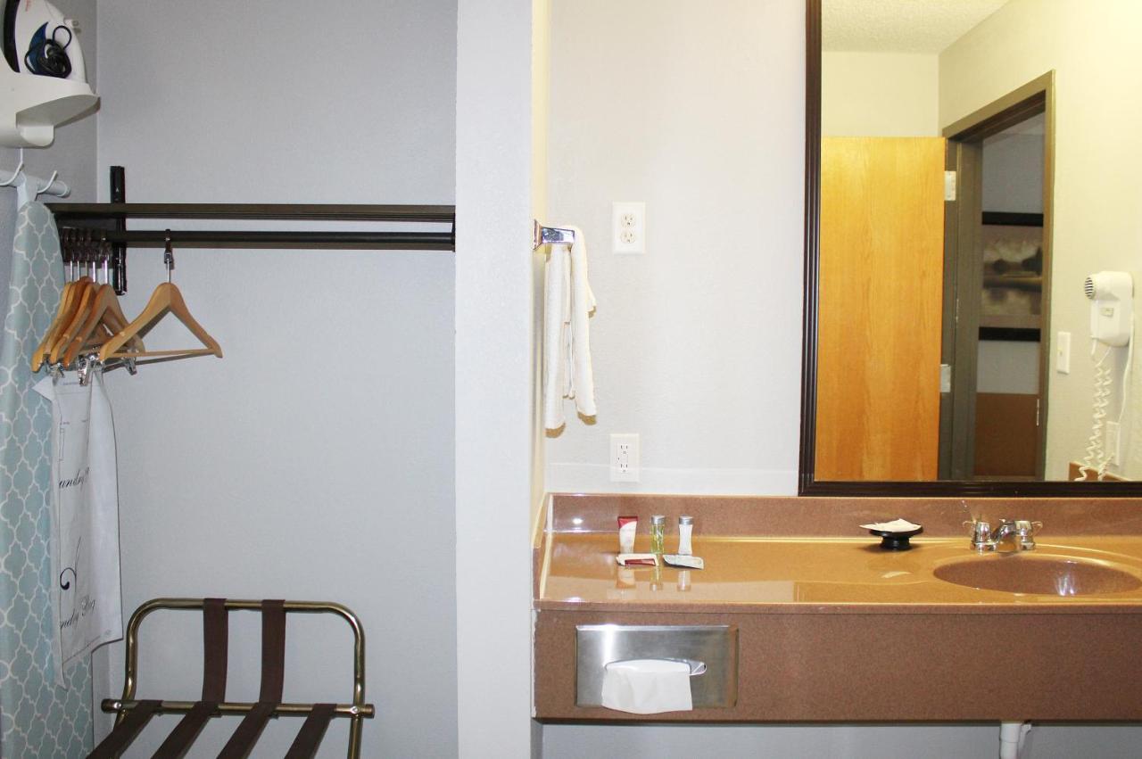 | Greenlight Inn & Suites St James