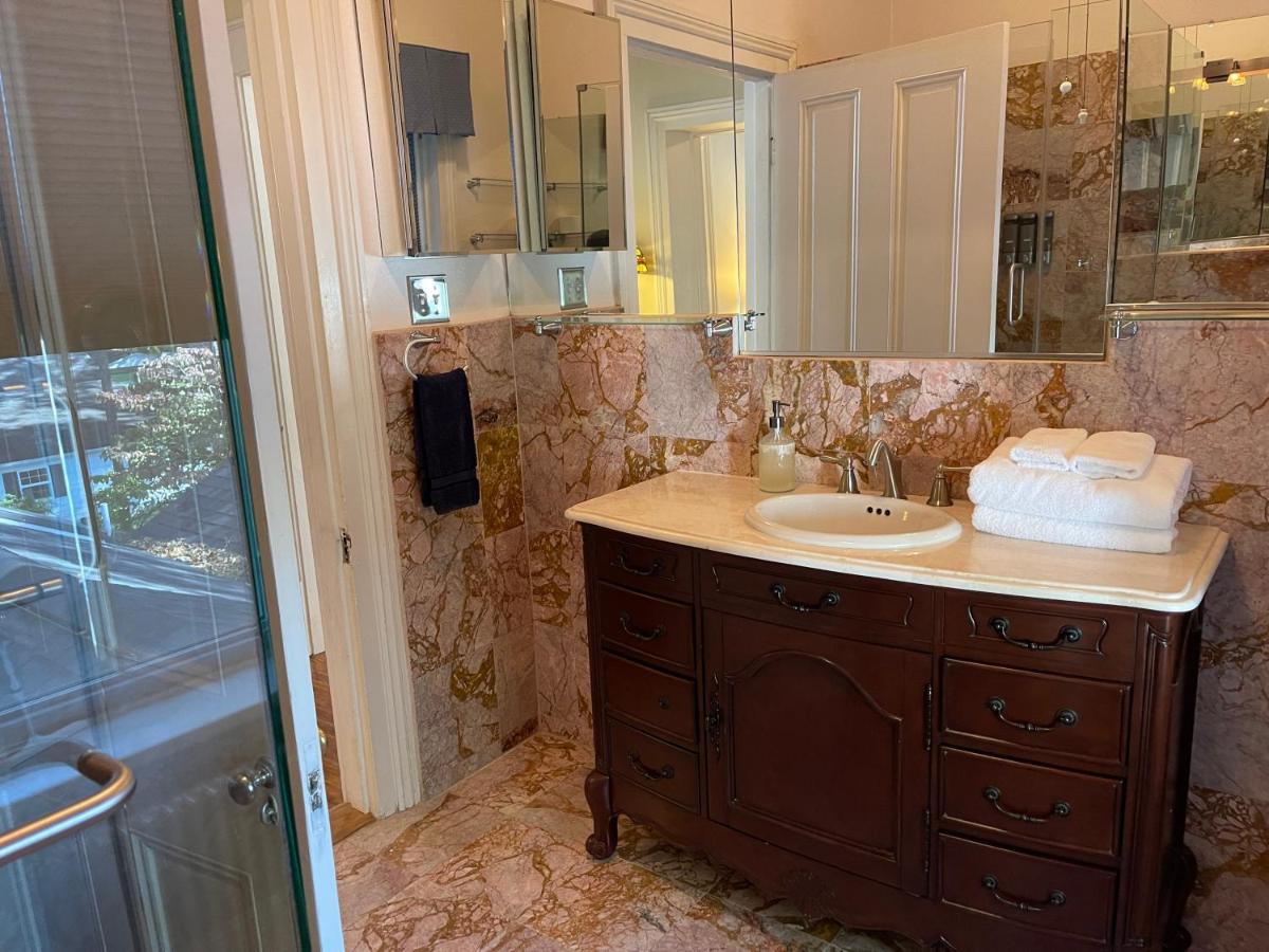 | Chez Lindsey Bed & Breakfast
