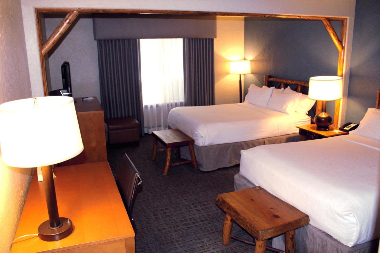 Queen Room with Two Queen Beds at Holiday Inn Resort The Lodge At Big Bear Lake by IHG
