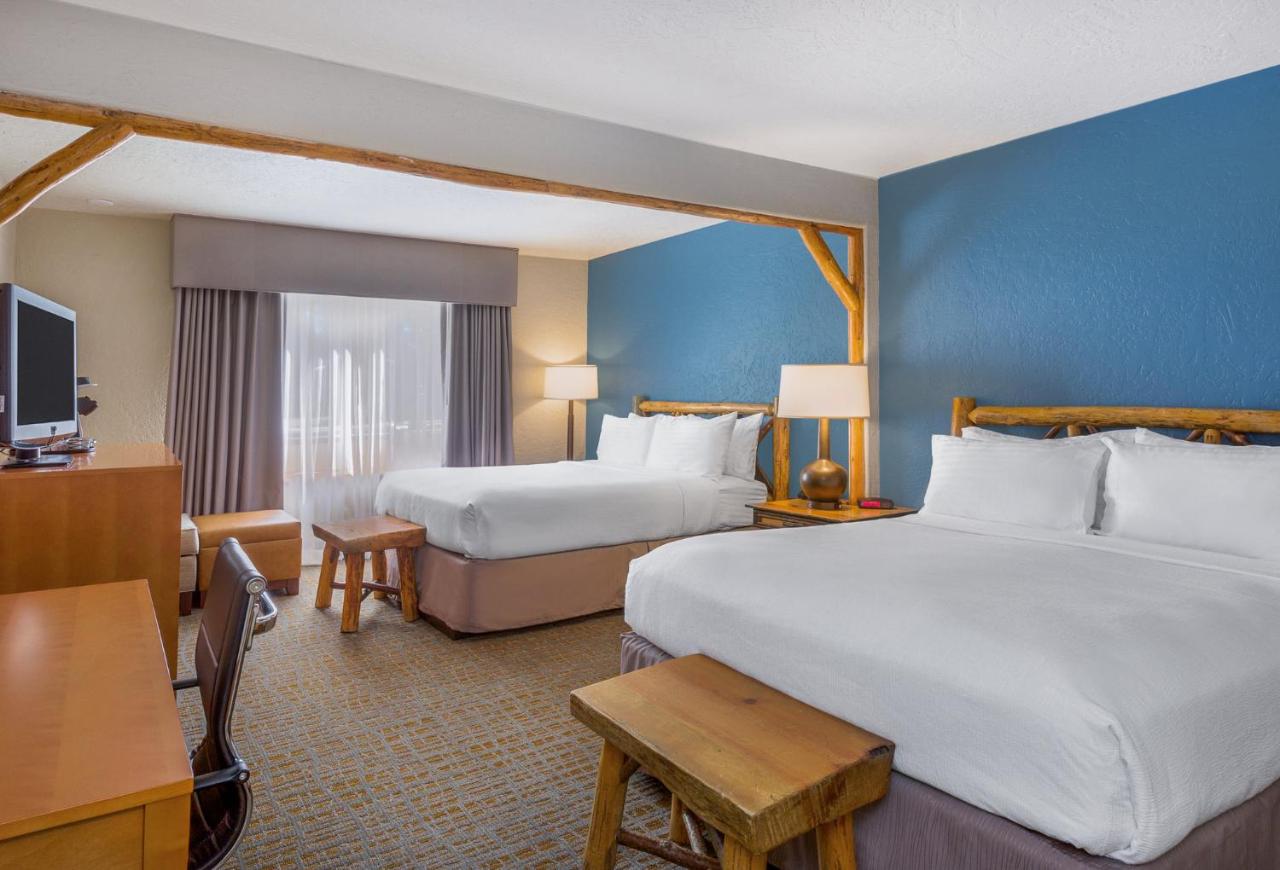 Queen Room with Two Queen Beds at Holiday Inn Resort The Lodge At Big Bear Lake by IHG