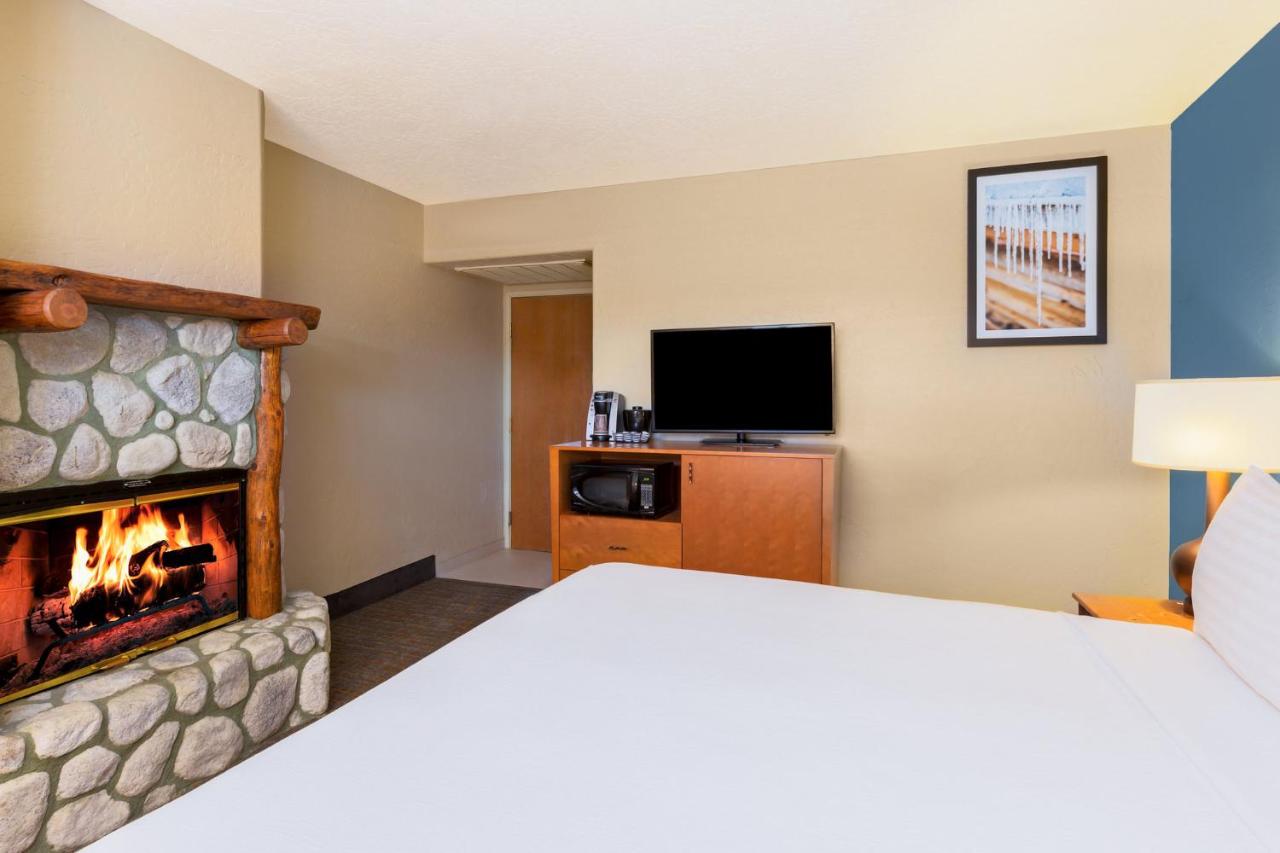 King Room at Holiday Inn Resort The Lodge At Big Bear Lake by IHG