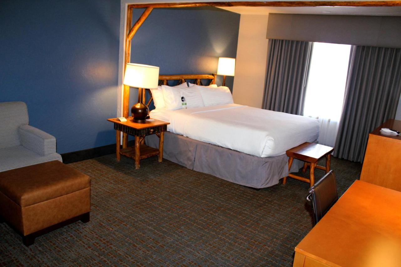 King Room with Fireplace at Holiday Inn Resort The Lodge At Big Bear Lake by IHG