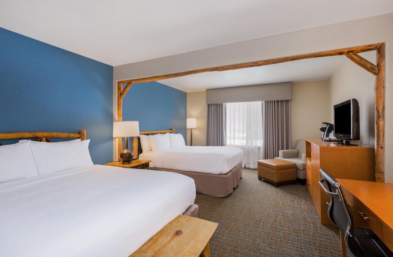 Queen Room with Two Queen Beds at Holiday Inn Resort The Lodge At Big Bear Lake by IHG
