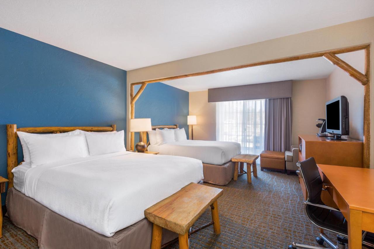 Deluxe Twin Room with Two Queen Beds at Holiday Inn Resort The Lodge At Big Bear Lake by IHG