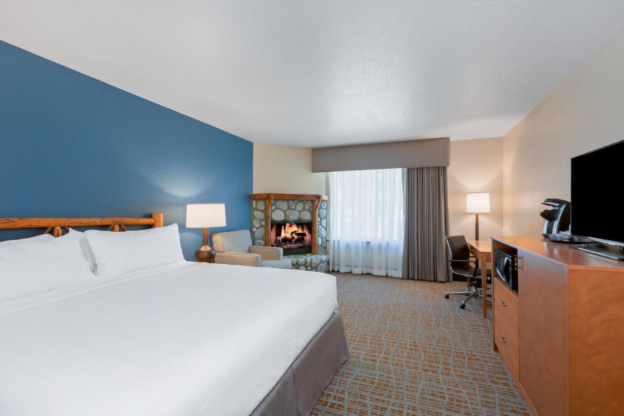King Room with Fireplace at Holiday Inn Resort The Lodge At Big Bear Lake by IHG