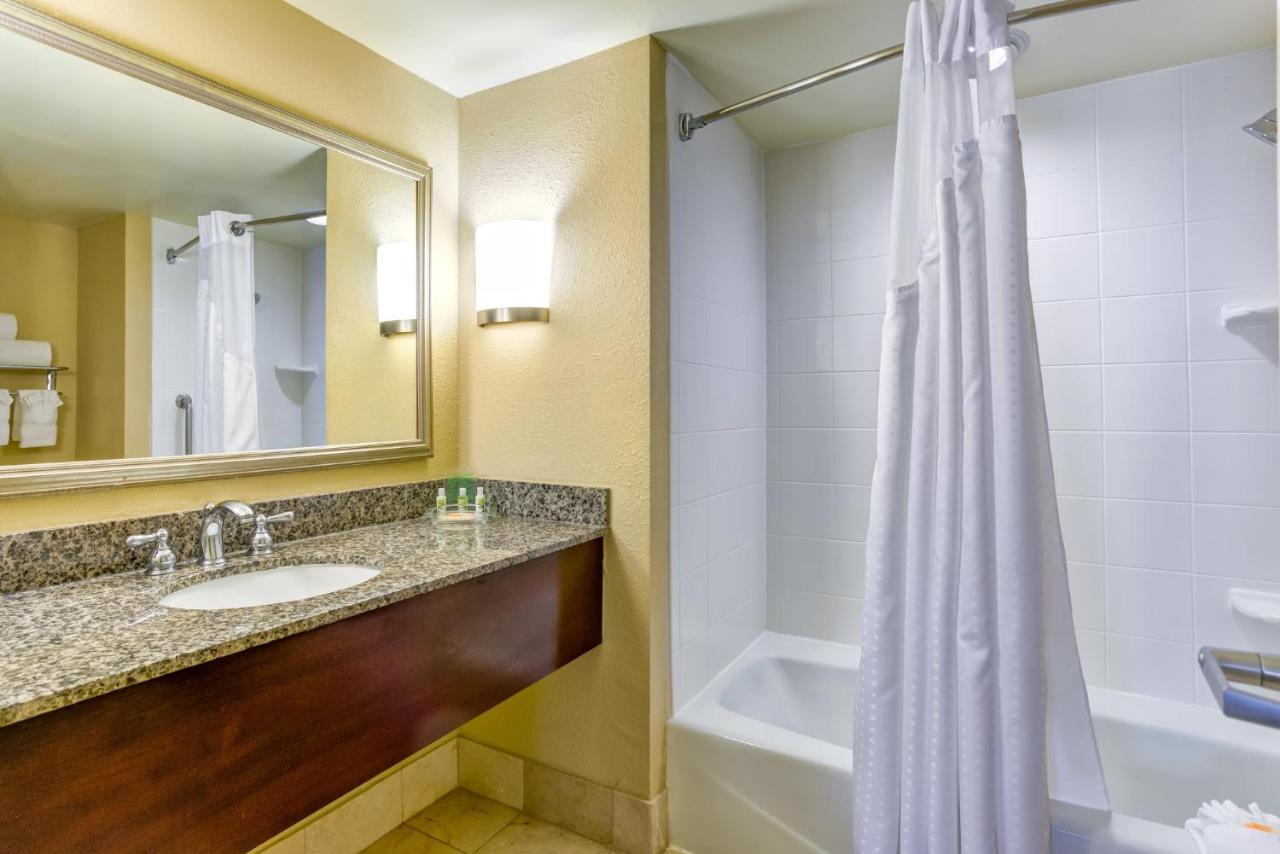 | Holiday Inn Indianapolis North-Carmel, an IHG Hotel