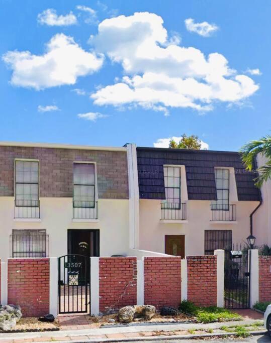 | Artsy TownHome*2 King Beds*Jacuzzi* MIN FRM BEACH!