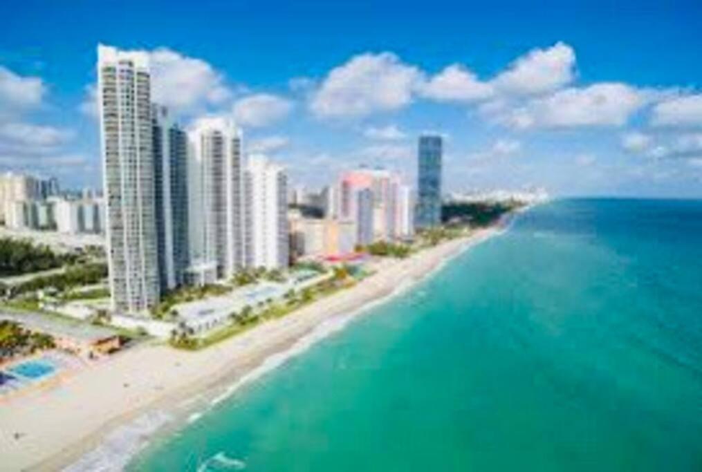 | Artsy TownHome*2 King Beds*Jacuzzi* MIN FRM BEACH!