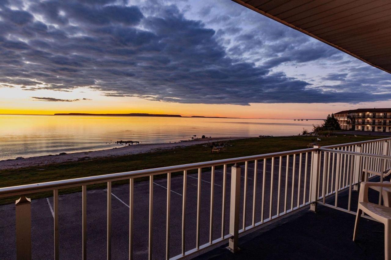  | Days Inn & Suites by Wyndham St. Ignace Lakefront