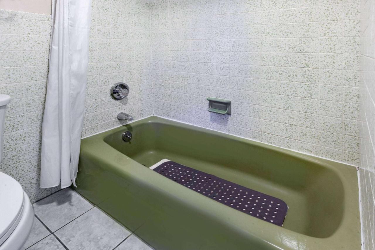  | Days Inn & Suites by Wyndham St. Ignace Lakefront