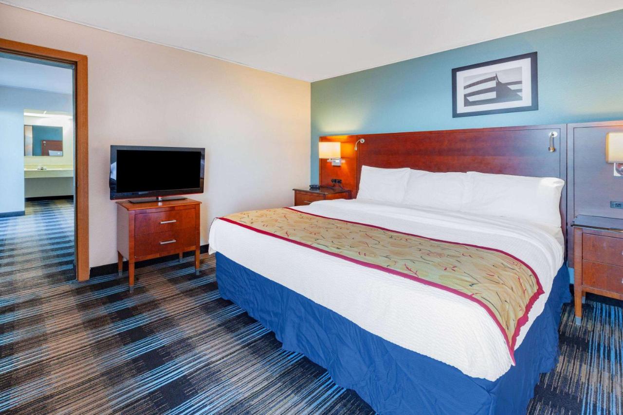  | Days Inn & Suites by Wyndham St. Ignace Lakefront