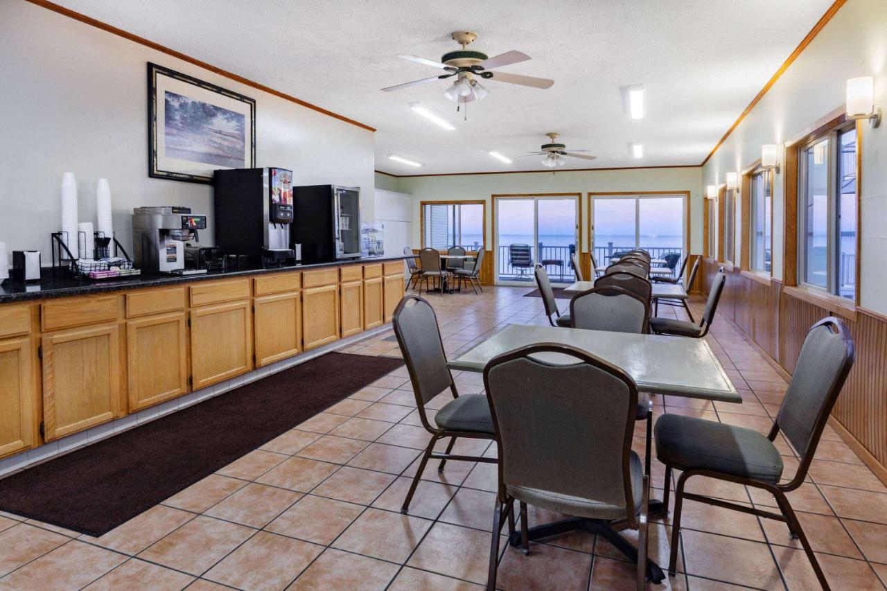  | Days Inn & Suites by Wyndham St. Ignace Lakefront