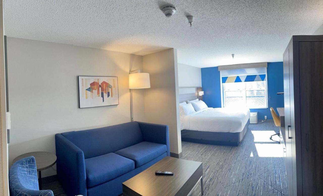 King Suite - Non-Smoking at Holiday Inn Express & Suites Marquette, an IHG Hotel
