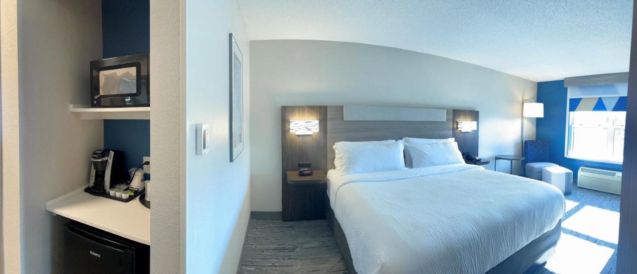 Standard King Room - Non-Smoking  at Holiday Inn Express & Suites Marquette, an IHG Hotel