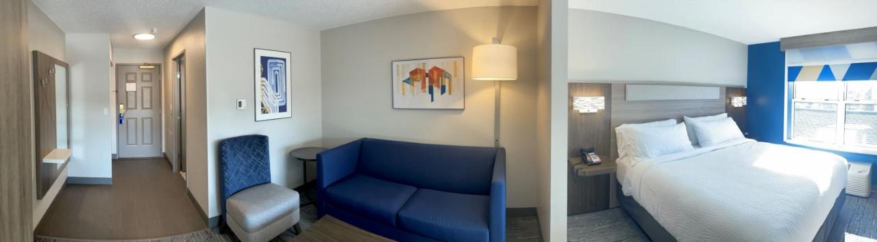 King Suite - Non-Smoking at Holiday Inn Express & Suites Marquette, an IHG Hotel