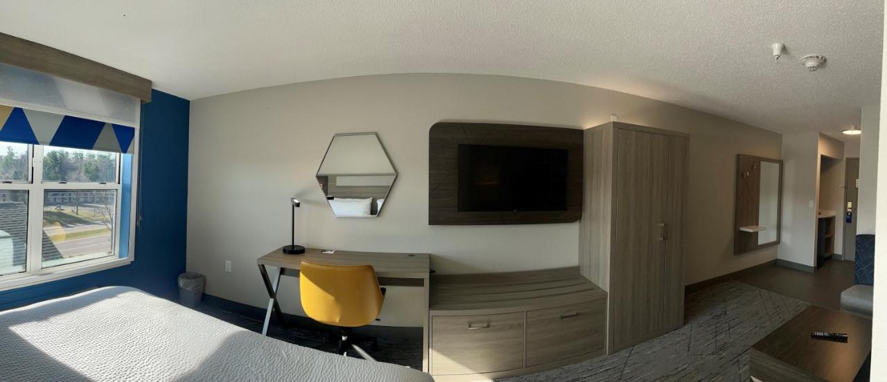 King Suite - Non-Smoking at Holiday Inn Express & Suites Marquette, an IHG Hotel