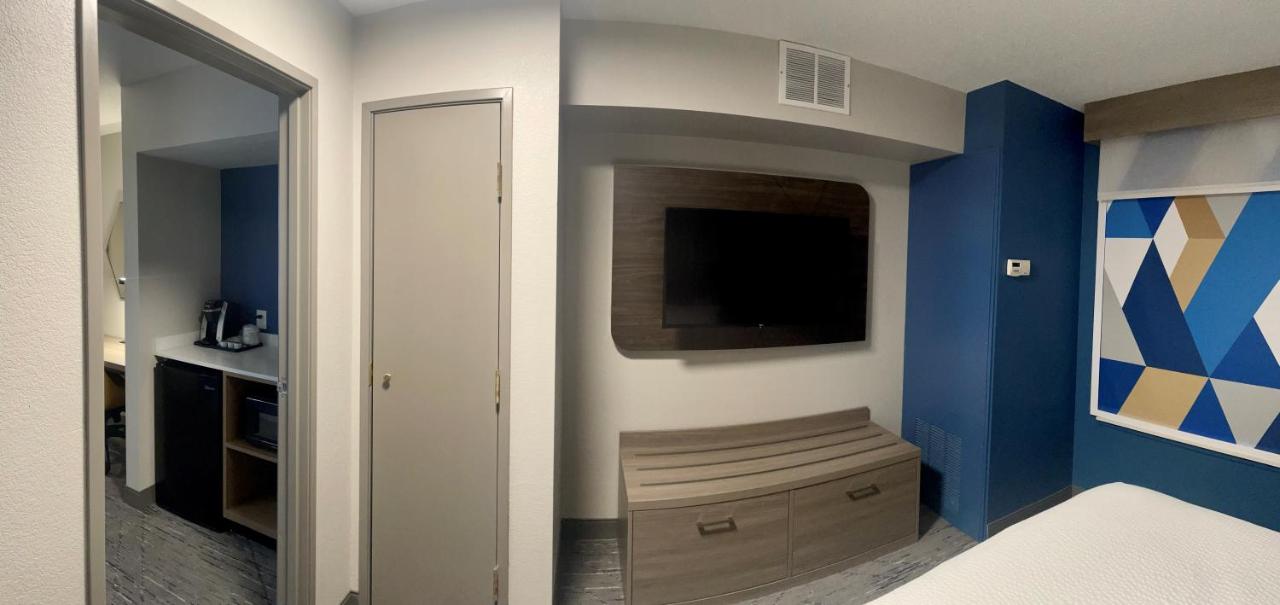 King Suite at Holiday Inn Express & Suites Marquette, an IHG Hotel