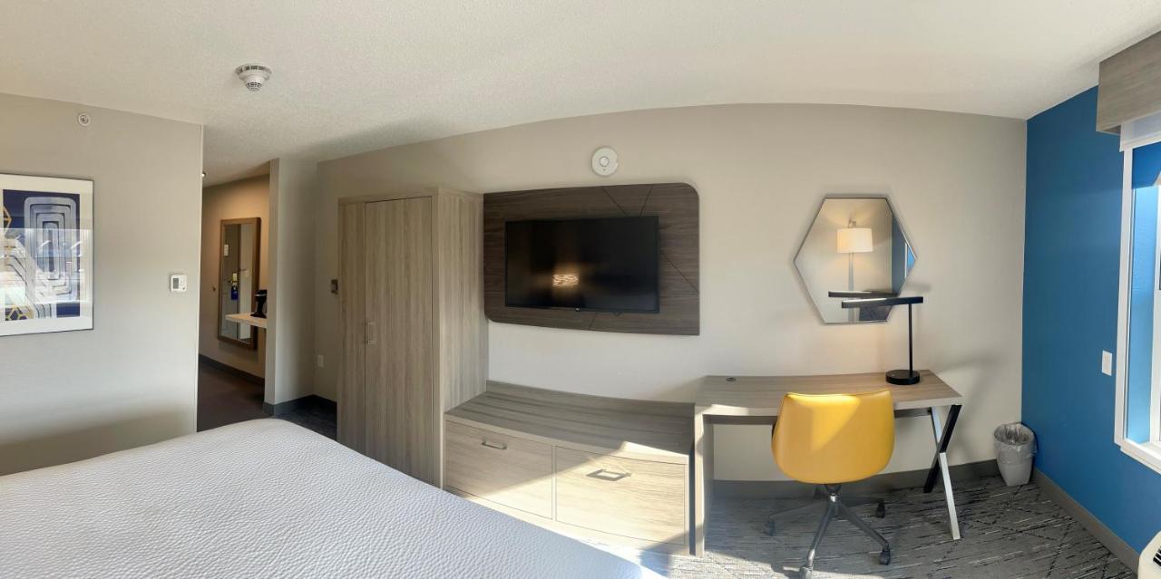 King Suite with Mobility Access at Holiday Inn Express & Suites Marquette, an IHG Hotel