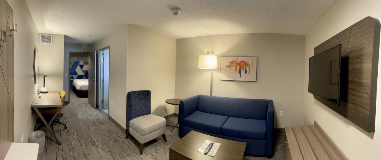 King Suite at Holiday Inn Express & Suites Marquette, an IHG Hotel