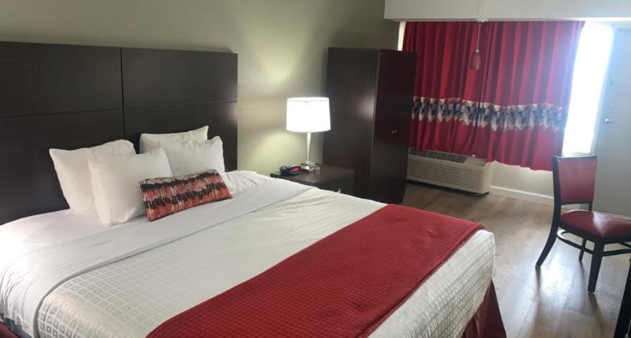 King Room with Ocean View - Non-Smoking at Sandcastle Resort On The Beach