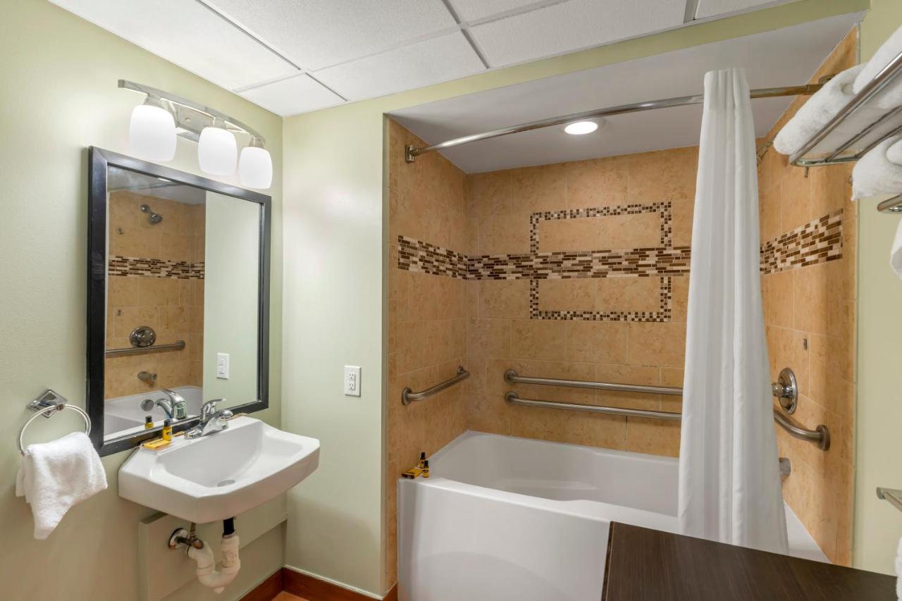 King Room - Disability Access/Non-Smoking at Sandcastle Resort On The Beach