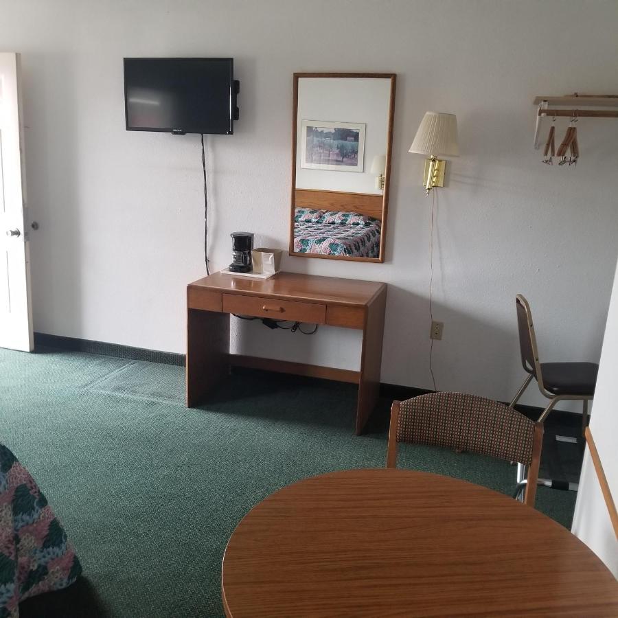 | Budget 8 Motel