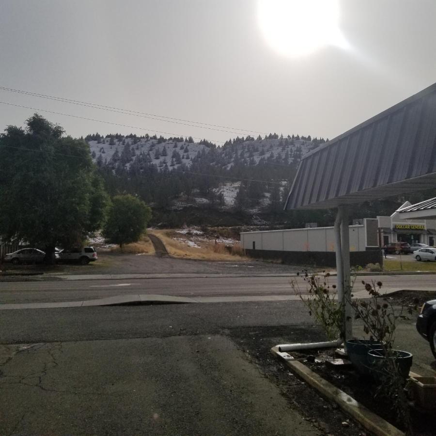 | Budget 8 Motel