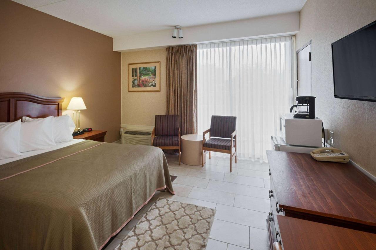 | Howard Johnson by Wyndham Toms River