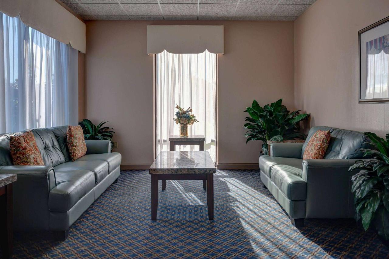 | Howard Johnson by Wyndham Amherst Hadley