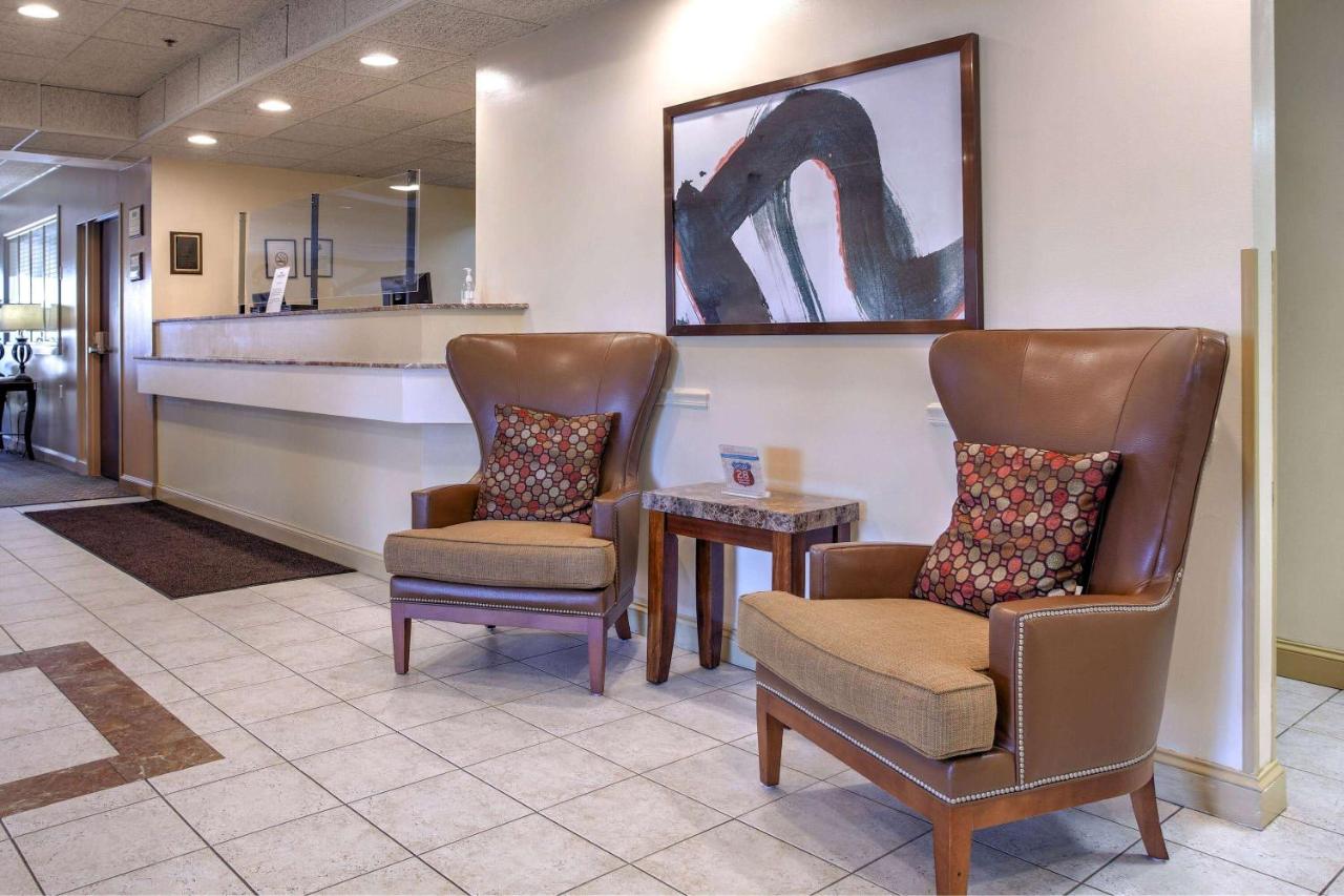 | Howard Johnson by Wyndham Amherst Hadley