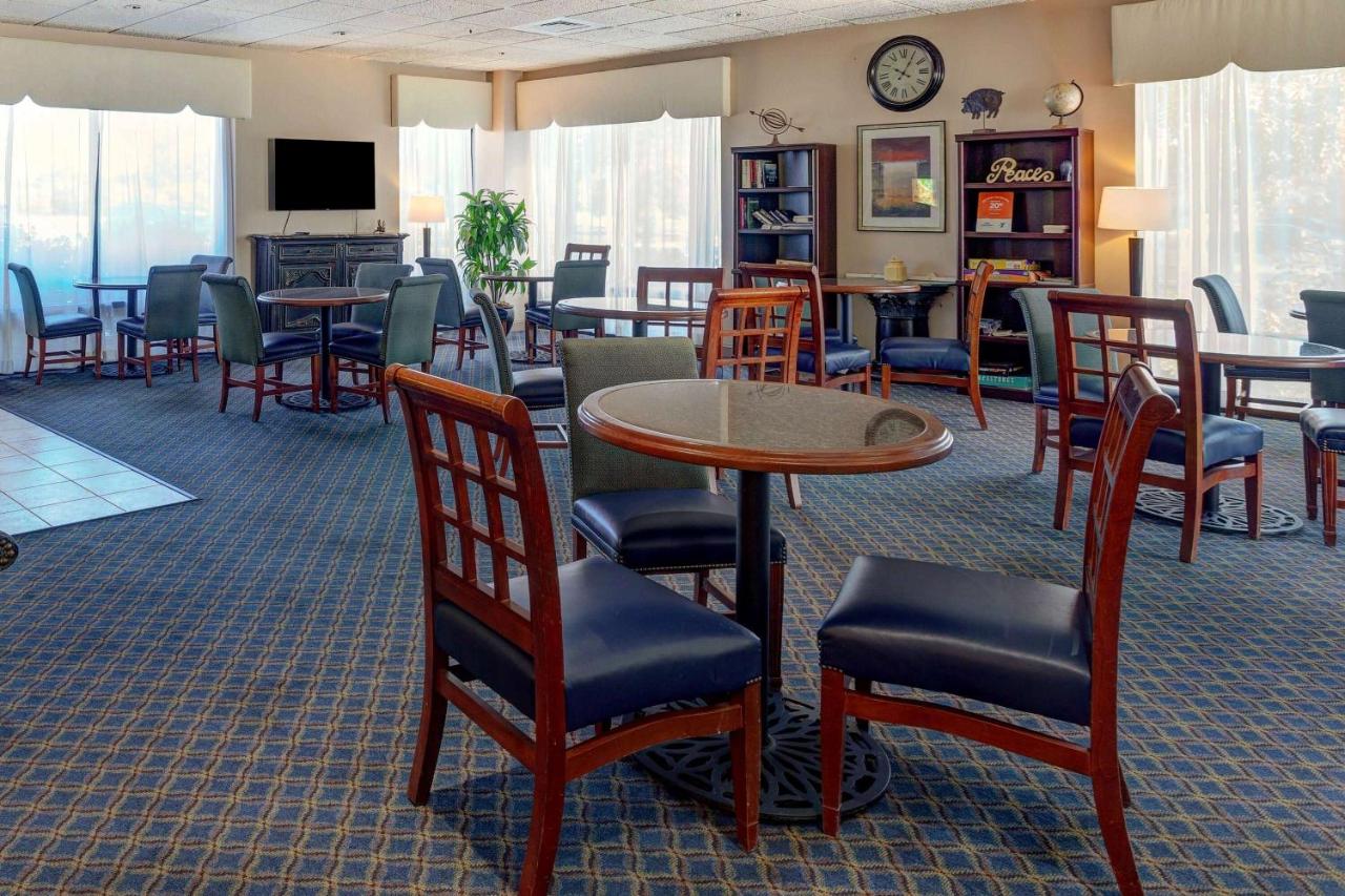 | Howard Johnson by Wyndham Amherst Hadley