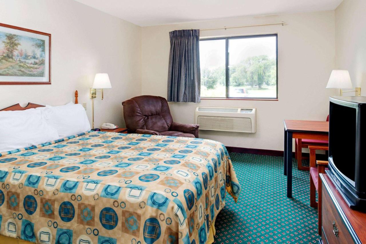 | Super 8 by Wyndham Omaha Eppley Airport/Carter Lake