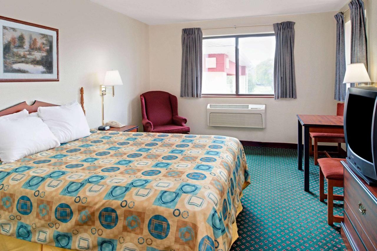 | Super 8 by Wyndham Omaha Eppley Airport/Carter Lake