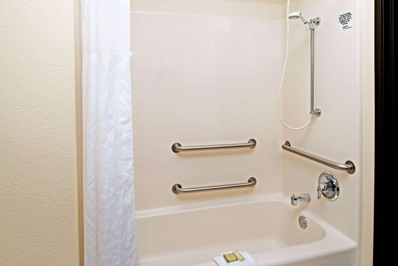 | Super 8 by Wyndham Omaha Eppley Airport/Carter Lake
