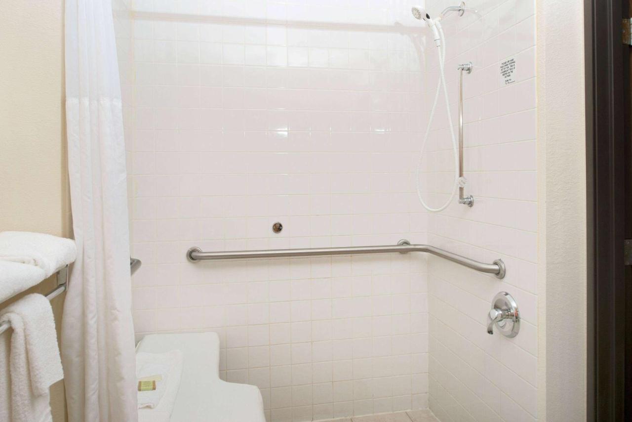 | Super 8 by Wyndham Omaha Eppley Airport/Carter Lake
