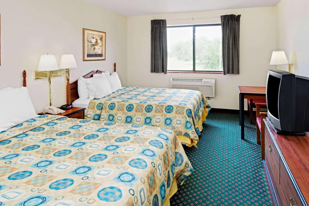| Super 8 by Wyndham Omaha Eppley Airport/Carter Lake