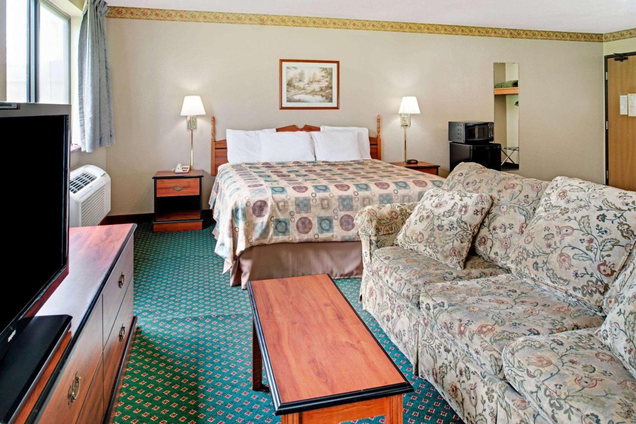 | Super 8 by Wyndham Omaha Eppley Airport/Carter Lake