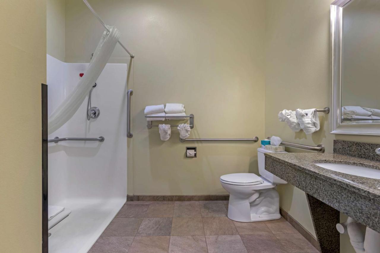 | Best Western Plus Brunswick Inn & Suites