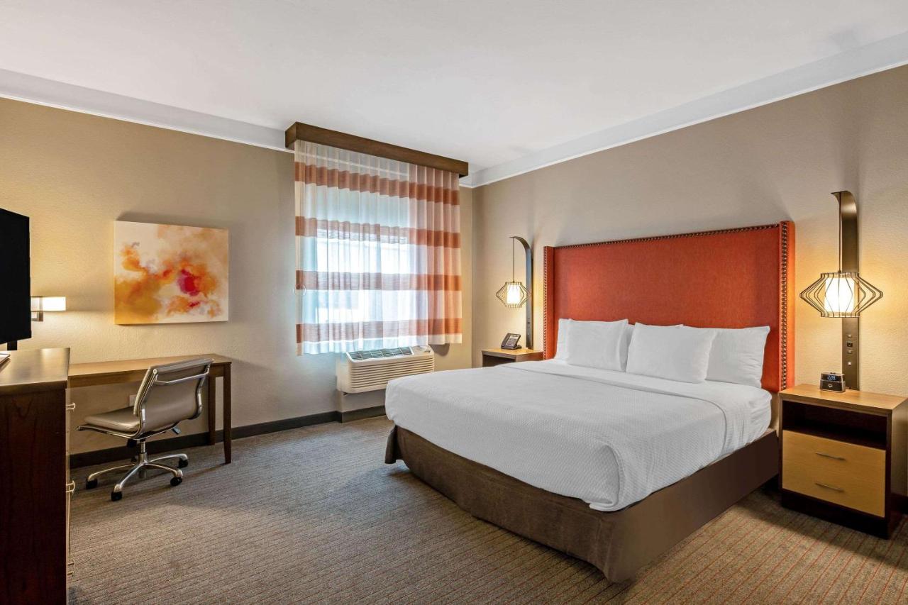 Deluxe King Room at La Quinta Inn & Suites by Wyndham San Francisco Airport N