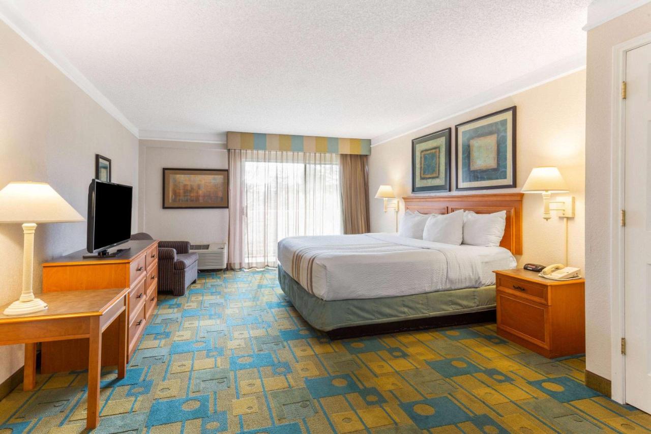 Executive King Room - Non-Smoking at La Quinta Inn & Suites by Wyndham Redding