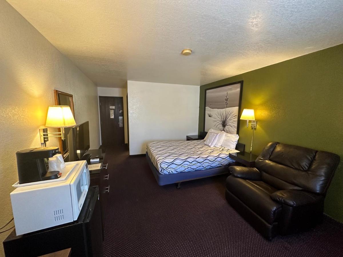 Standard Queen Room at Simple Rewards Inn