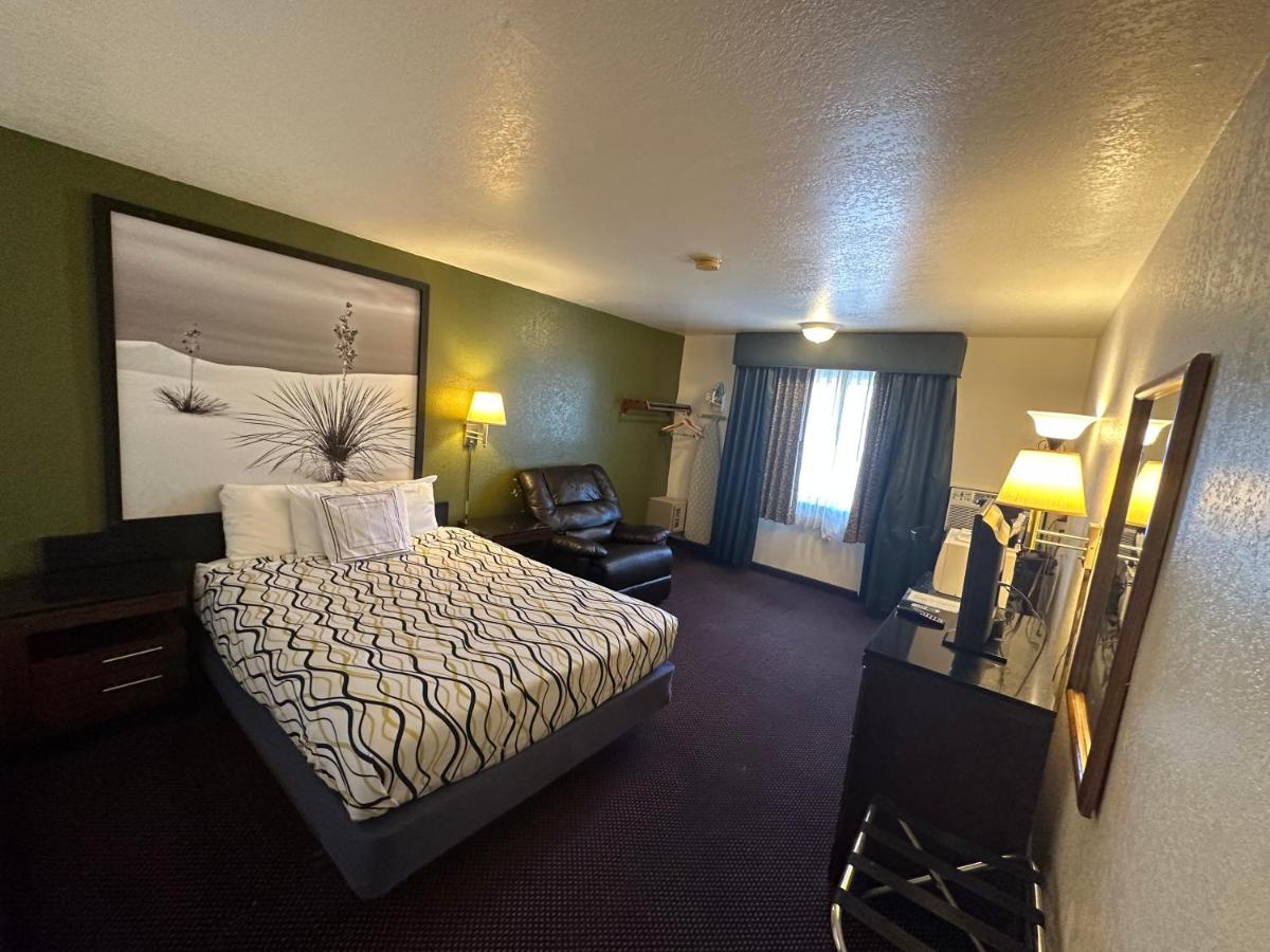 Standard Queen Room at Simple Rewards Inn