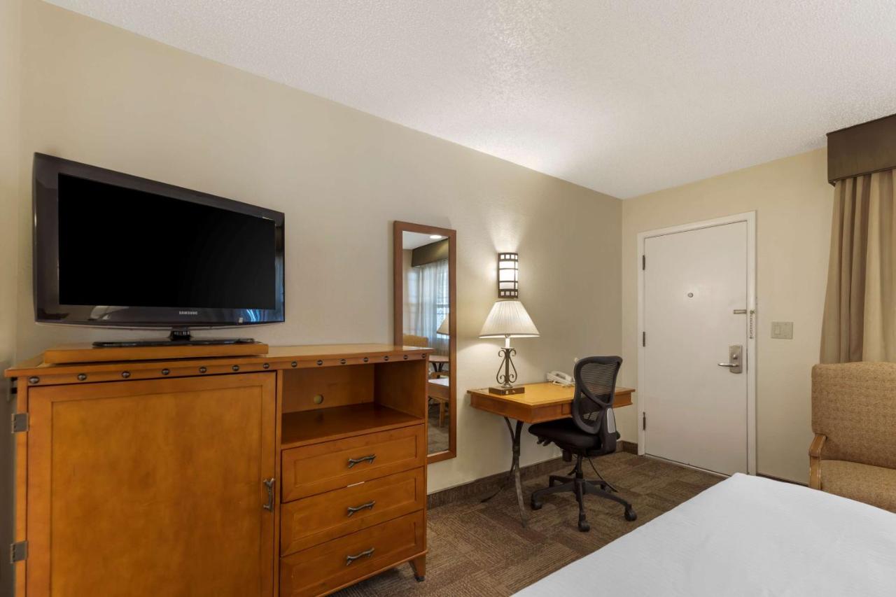 Queen Room - Non-Smoking at Best Western Pioneer