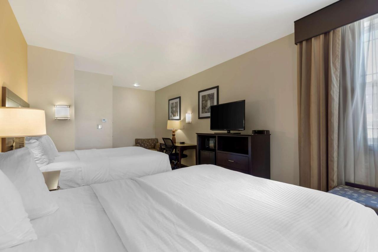 Queen Room with Roll in Shower  at Best Western Pioneer
