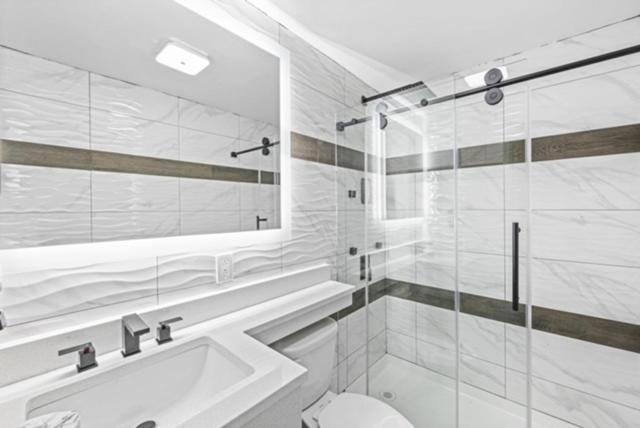  | Hotel OPUS Bronx Near Bay Plaza Mall