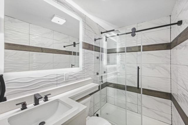  | Hotel OPUS Bronx Near Bay Plaza Mall