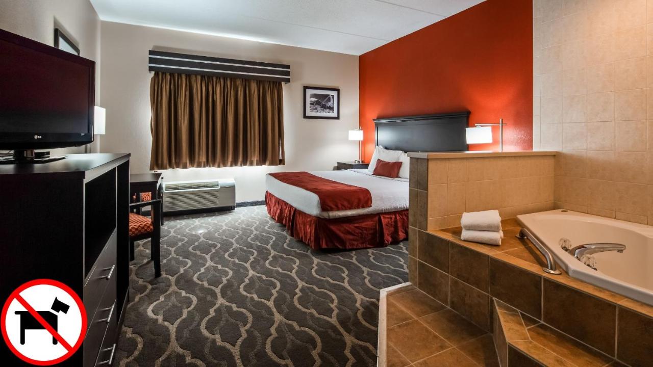 King Room with Sofa Bed at Best Western Inn At Blakeslee-pocono