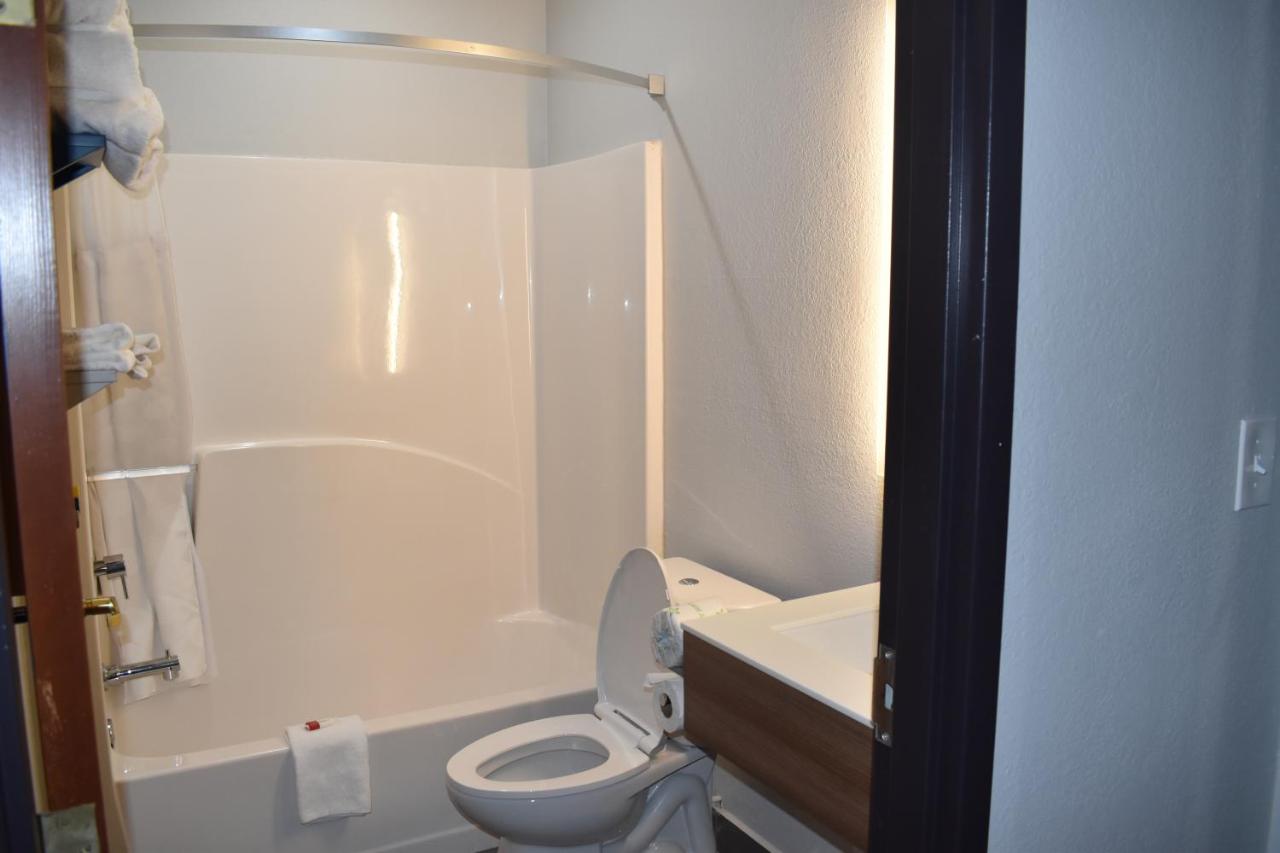 Queen Room - Non-Smoking at Microtel Inn & Suites by Wyndham Stockbridge/Atlanta I-75