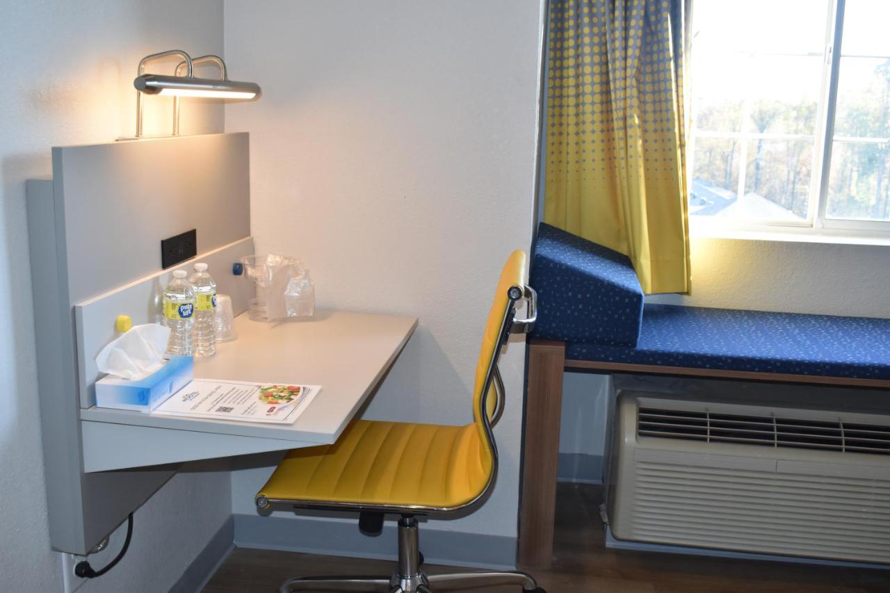 Queen Room - Non-Smoking at Microtel Inn & Suites by Wyndham Stockbridge/Atlanta I-75